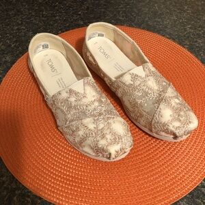 Tom’s Alpargata lace slip on flats. Size 6.